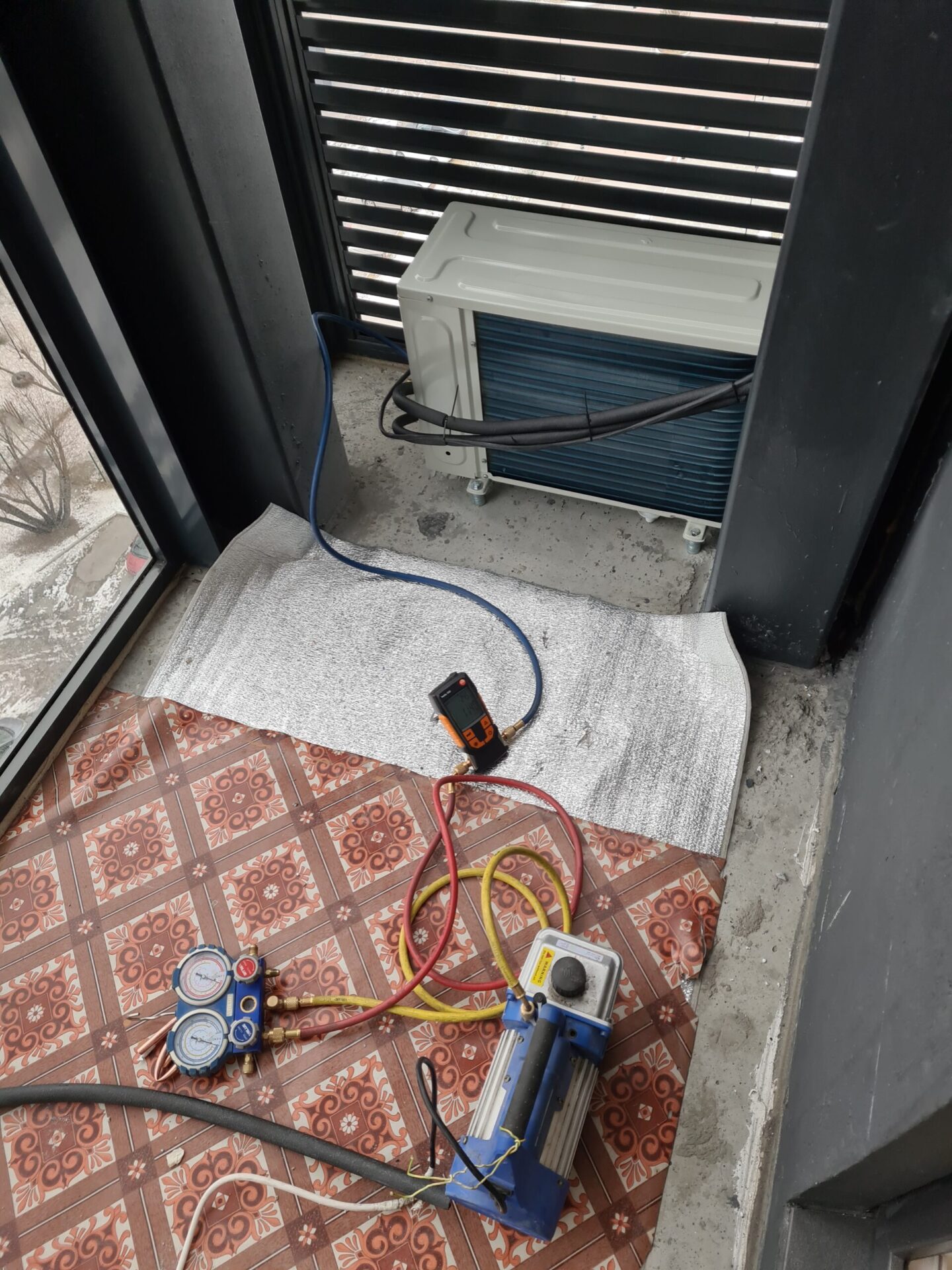 Монтаж наружного блока кондиционера в нишу от застройщика на балконе